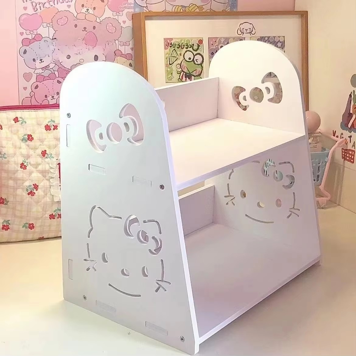 رف تخزين مكتبي من طبقتين بتصميم هالو كيتي، منظم مكتب أبيض لطيف، رف عرض للمكياج والقرطاسية للنساء في المنزل والمكتب