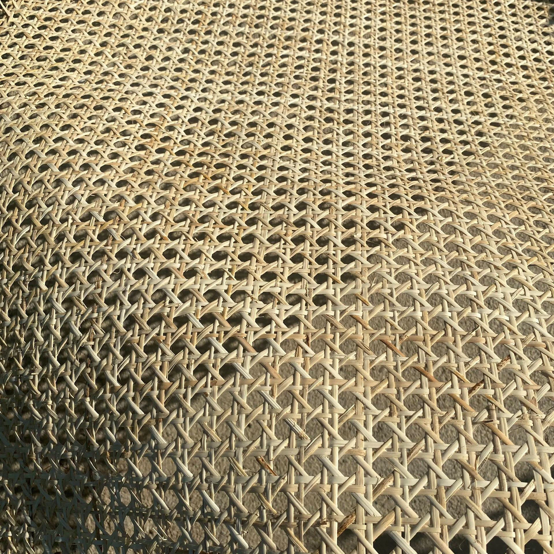 الطبيعية 35-100 سنتيمتر عرض الروطان لفة كبيرة الحجم قصب حزام لفة ، Caning المواد الروطان النسيج 7-7.5 متر الروطان لفة للكرسي DIY بها بنفسك