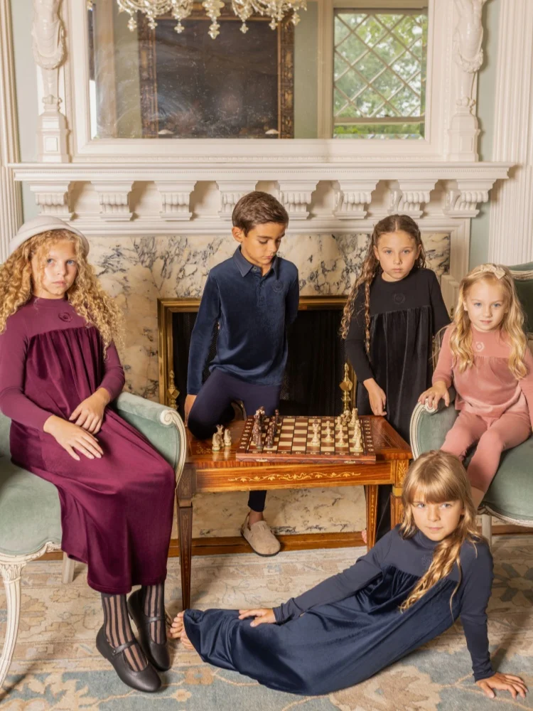 مجموعة ملابس عائلية متطابقة من AP AW26 لسهرة الجمعة، فستان ماكسي من قماش الفيلور والجيرسي للأولاد والبنات