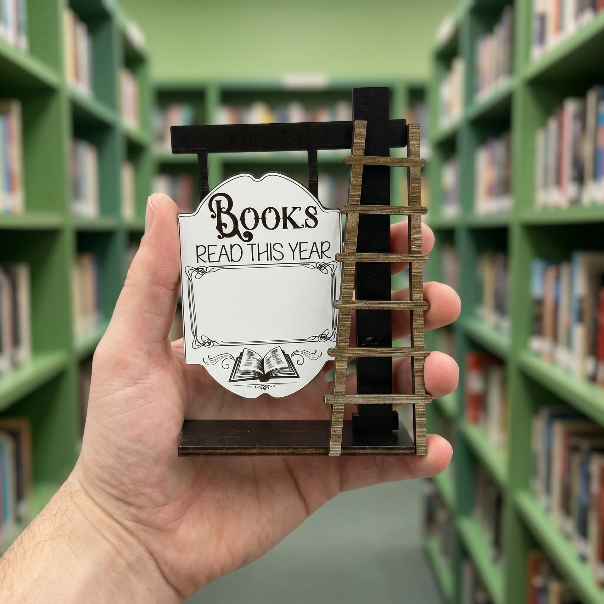 رف كتب خشبي على شكل درج زينة