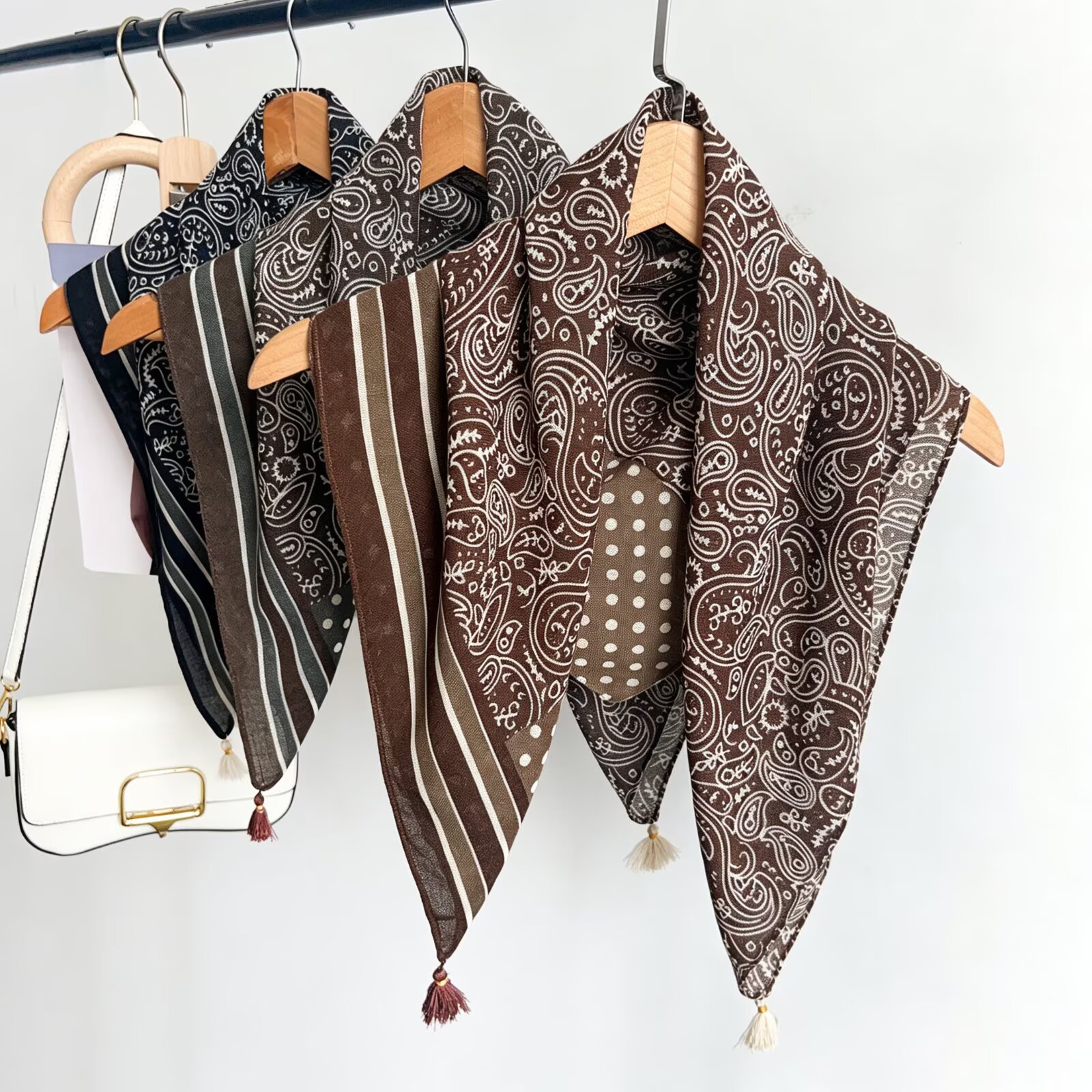 shawl مربع للنساء مع تاسلة