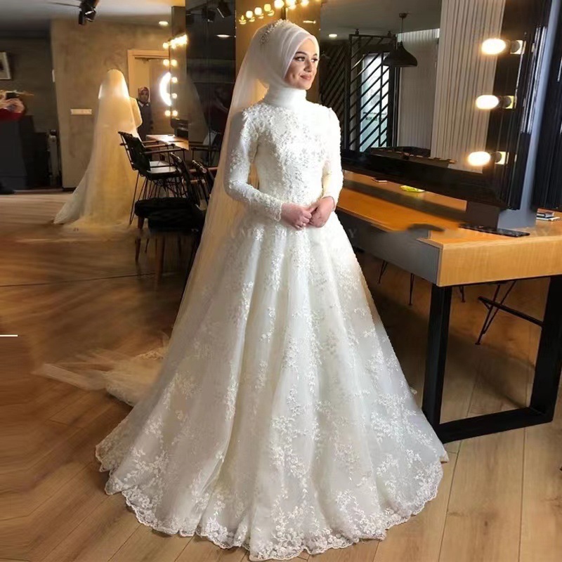 فستان زفاف أبيض ذو ياقة طويلة