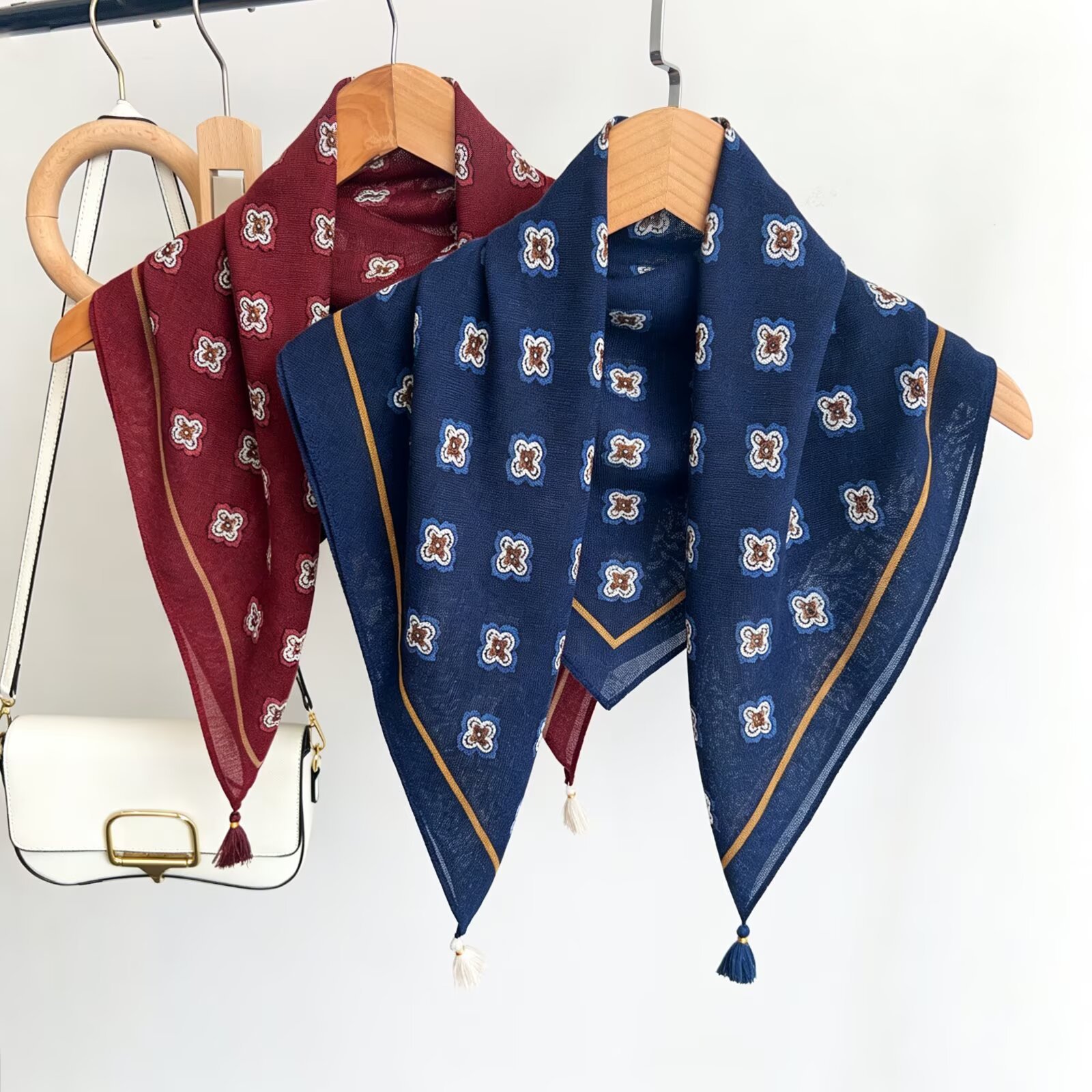 shawl نسائي مع تاسلة زهور هندسية صغيرة