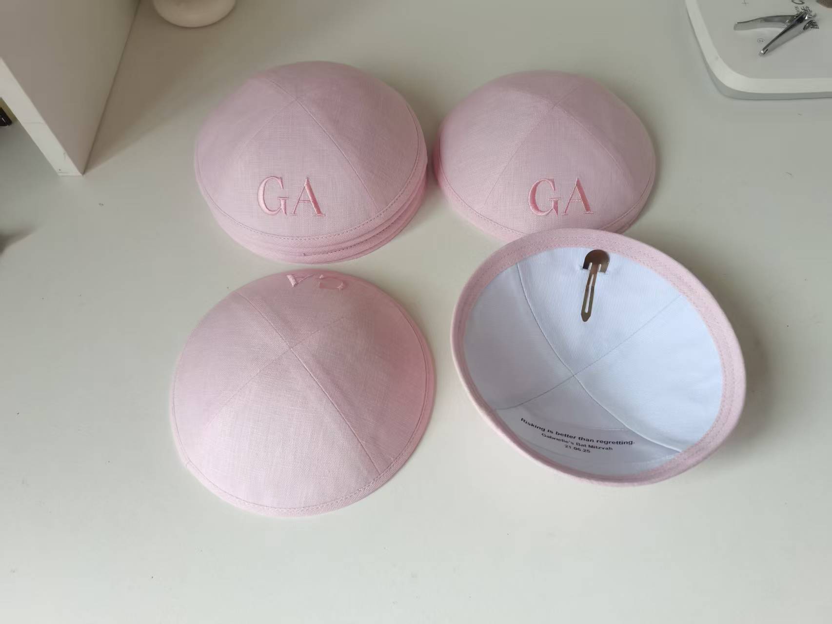 مخصص الوردي الكتان كيبوت الوردي Kippah التطريز اسم الزفاف كيبوت ، اليهودية يارمولكس بريت ميلا مع مشبك شعر معدني 30 قطعة 47 قطعة