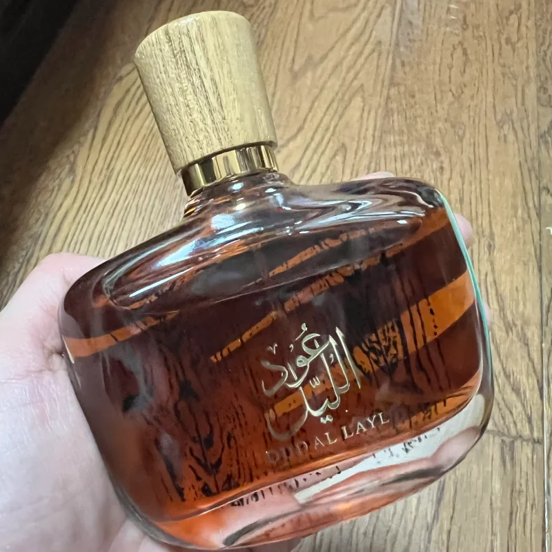 عطر خشب الصندل العربي الكلاسيكي من خشب العود وعطر المسك الذي لا يقاوم يدوم طويلاً أنيق وساحر وودي أو دي برفوم