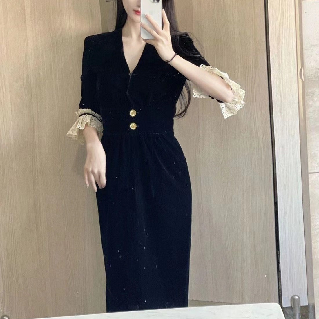 فستان فرنسي من موديل هببورن باللون الأسود من مادة سميت بالفيلفيت