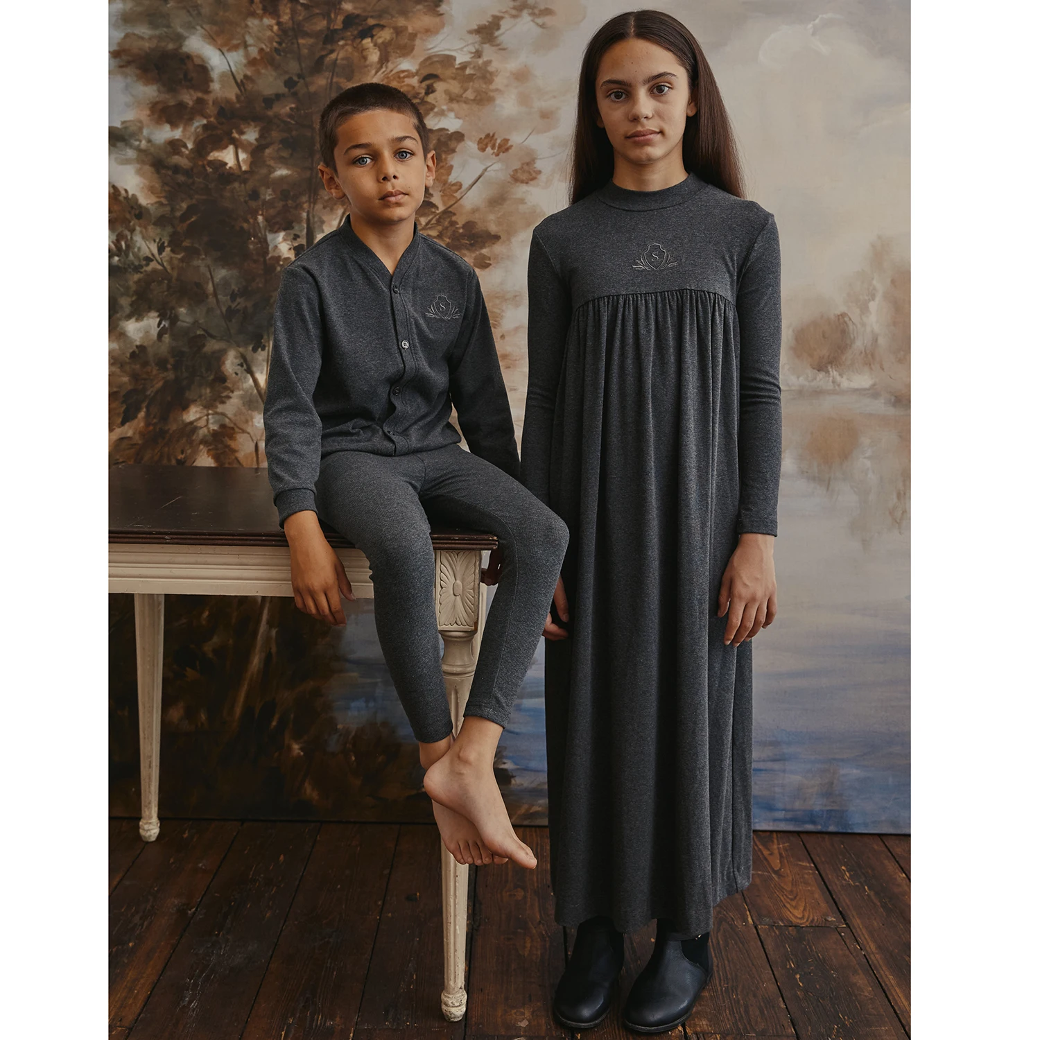 مجموعة ملابس AS AW26 للفتيات والفتيان: فستان ماكسي وطقم ملابس مطرزة للفتيات