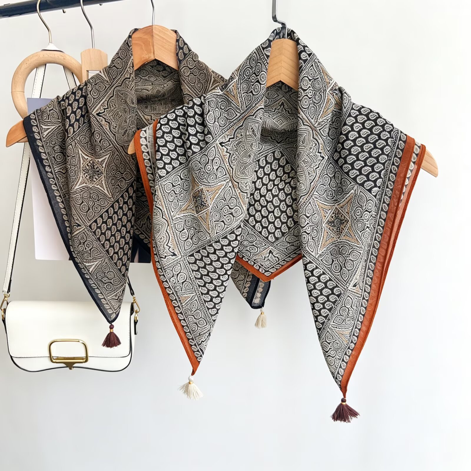 shawl مزين بزينة حبال