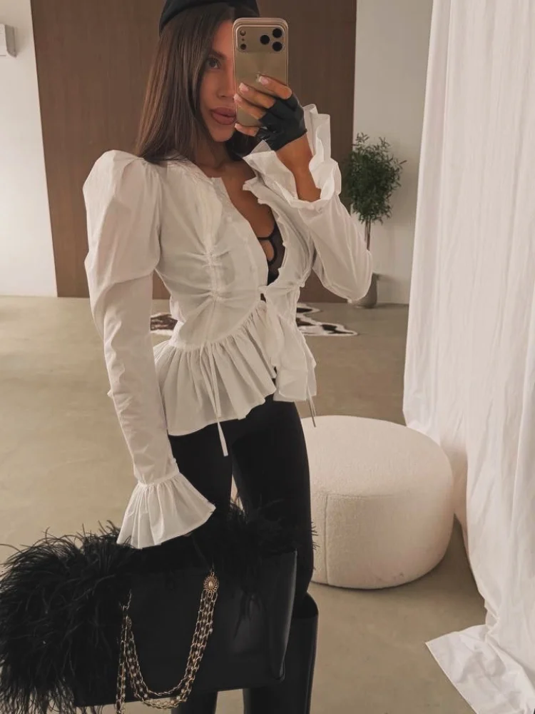 قميص نسائي أنيق بأكمام واسعة وأزرار أمامية وحافة مكشكشة بلون موحد، موديل ربيع وصيف 2026 الجديد والعصري للسيدات