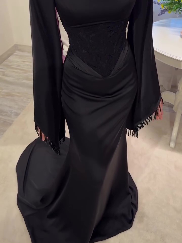 فستان ماكسي مرتدي الشكل الساتين والدانتيل