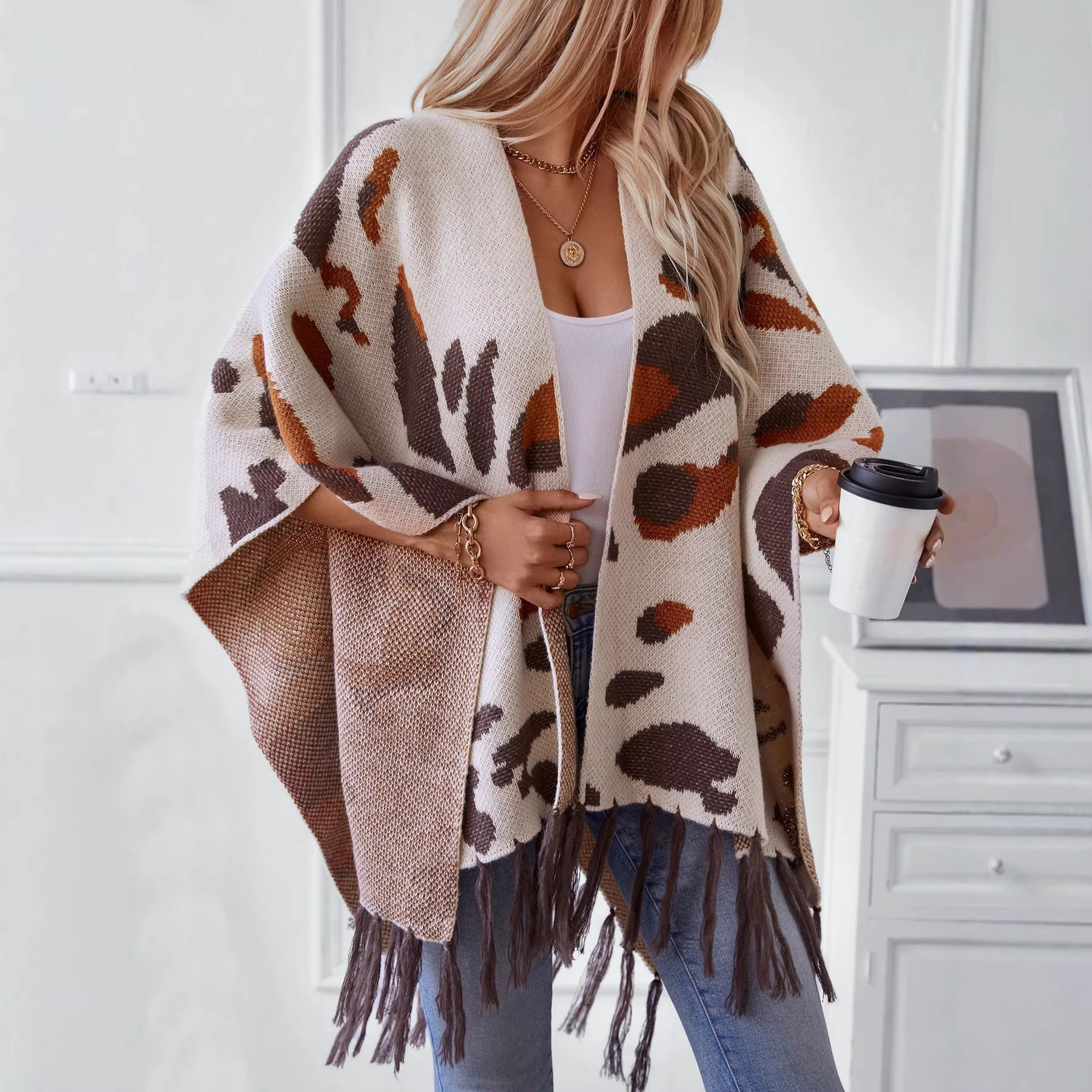 shawl منسوج مع تاسيل بطابع الفهد