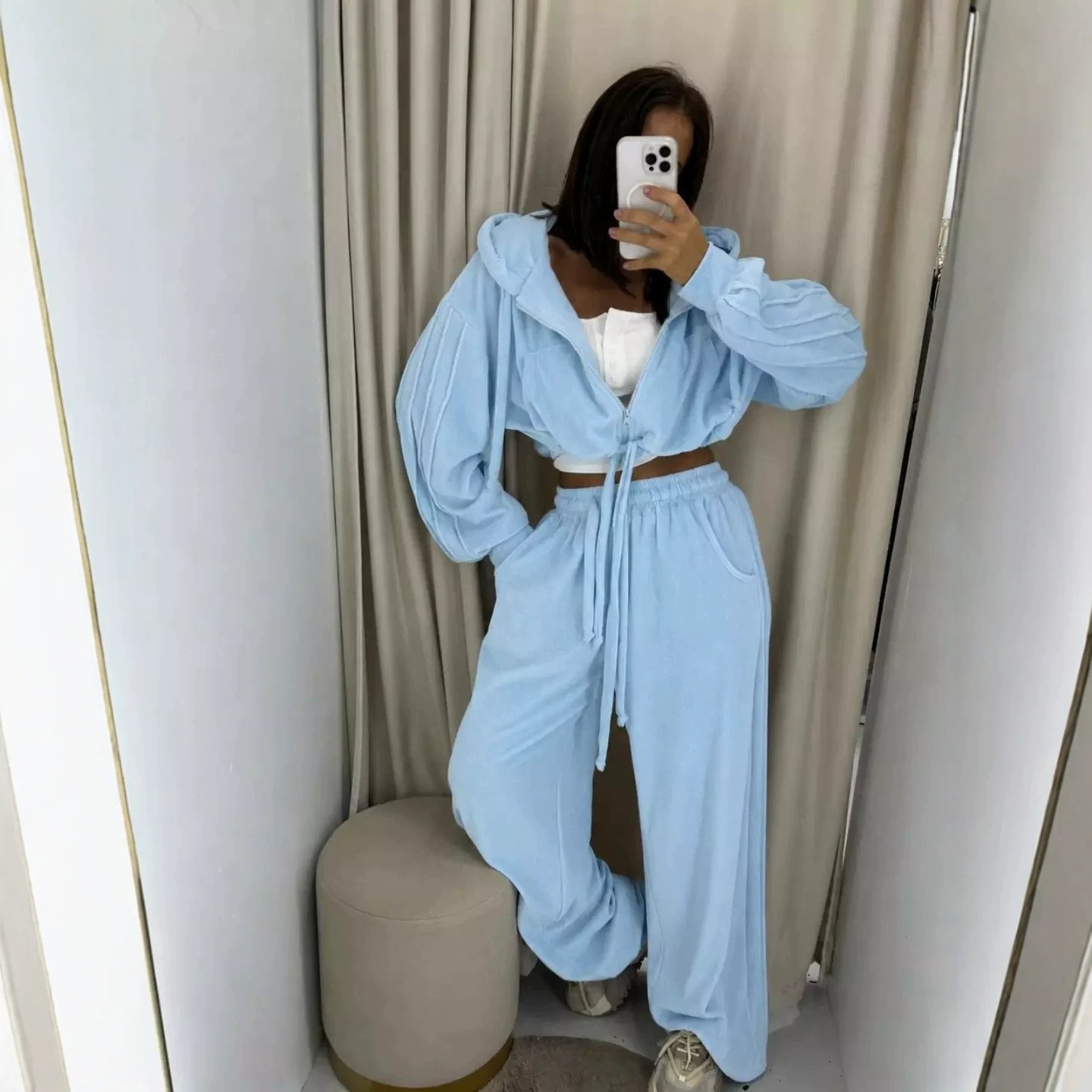 ملابس رياضية نسائية بhood