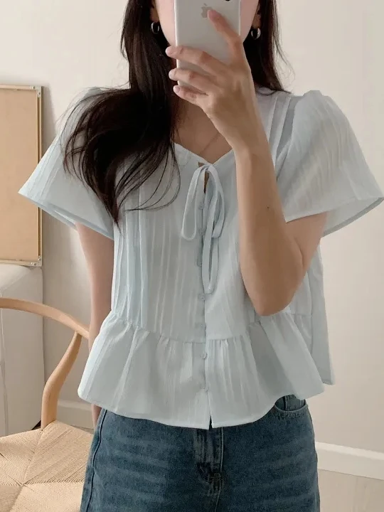 قميص صيفي أنيق للنساء برقبة مستديرة وأكمام قصيرة مع حواف دانتيل جميلة وأزرار أمامية، تصميم مستقيم بطول عادي مناسب للعمل
