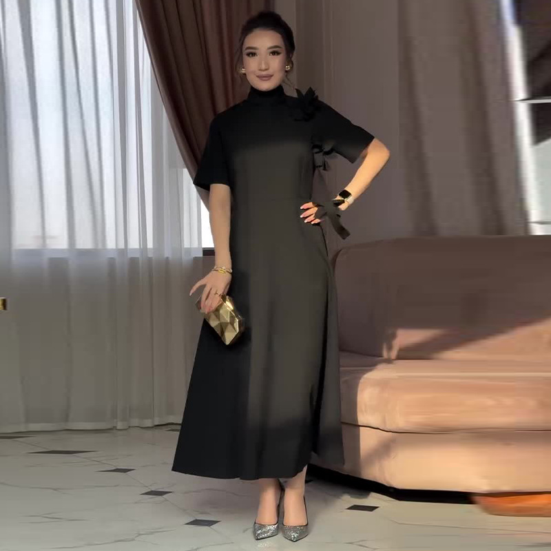 فستان أسود ذو ياقة عالية وأكمام ثلاثة أرباع