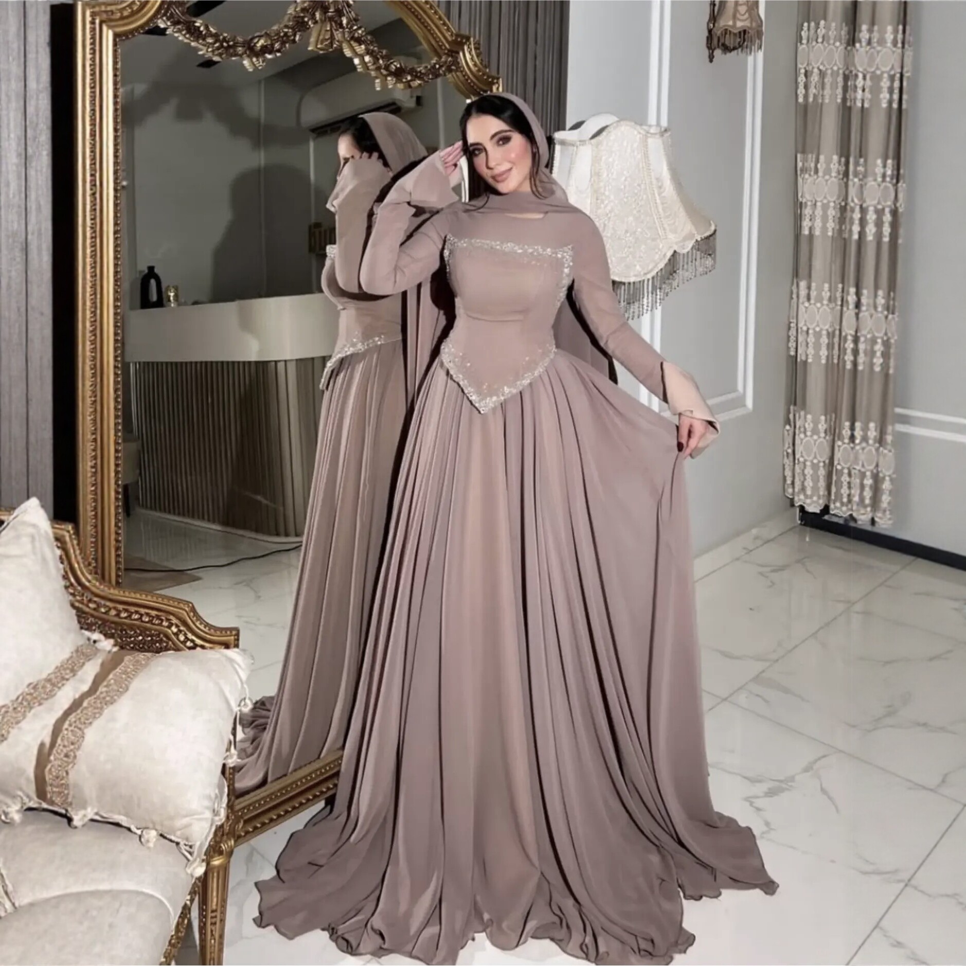 فستان مسائي طويل الأكمام مزخرف بالكرستال